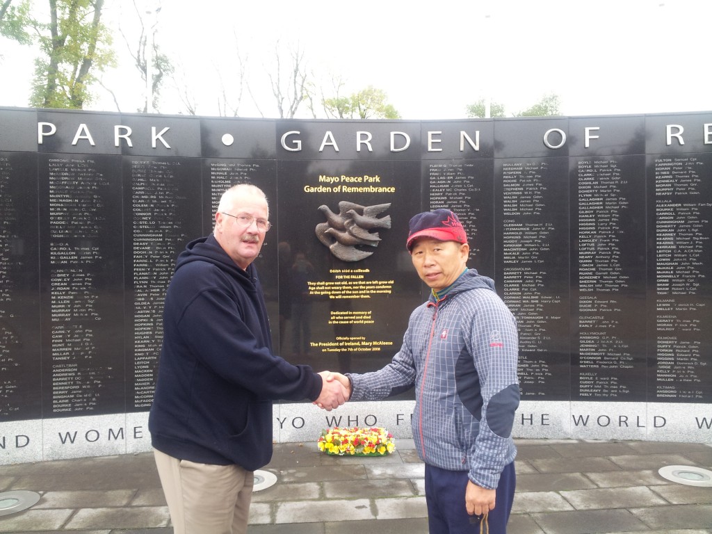 Offering flowers on the graves of dead soldiers joined Korean War in 1950 in Ireland(아일랜드6.25참전용사묘지헌화)